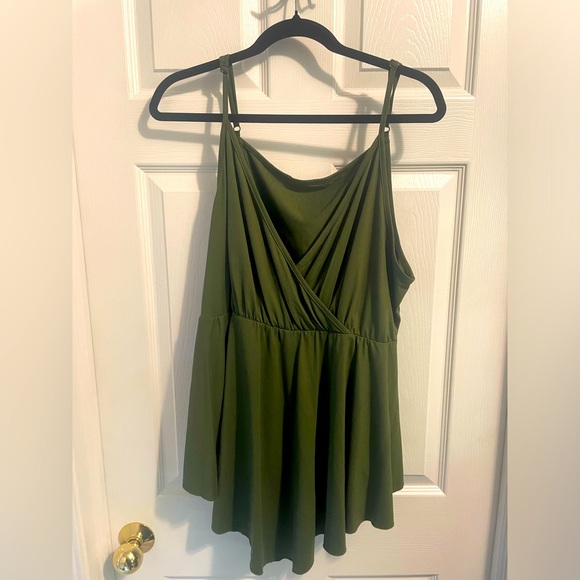 SHEIN Tops - Green v-neck spaghetti strap top